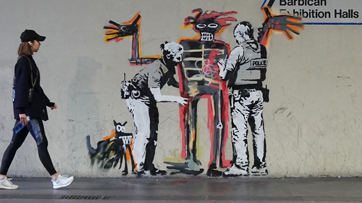 Mural de Banksy en el centro de arte londinense Barbican