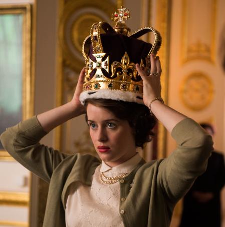 Claire Foy, caracterizada como Isabel II en «The Crown»