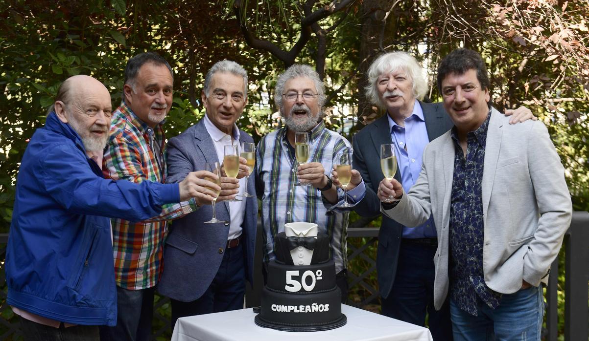 Les Luthiers brindan ante una tarta que celebra su quincuagésimo aniversario