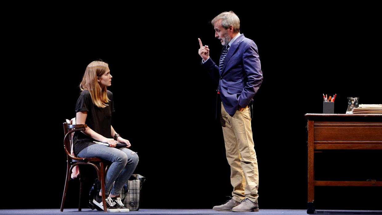 Natalia Sánchez y Fernando Guillén Cuervo, en una escena de «Oleanna»