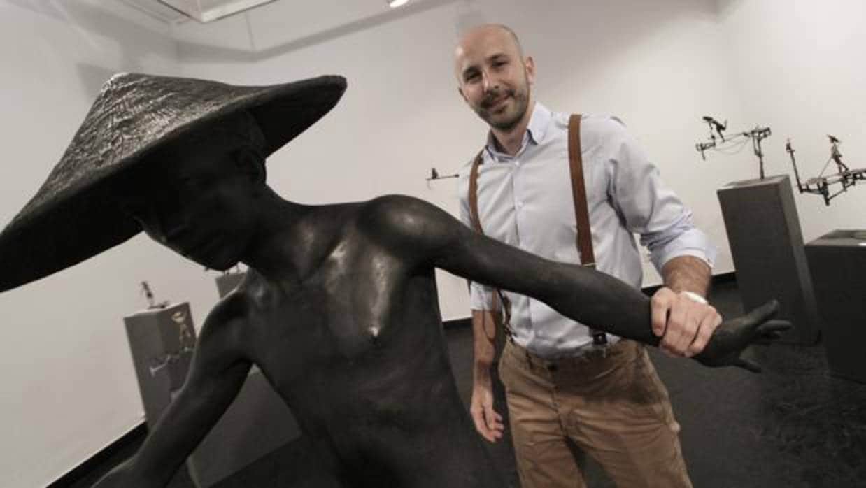 Javier de la Rosa ante sus esculturas en la exposición de la galería Huarie