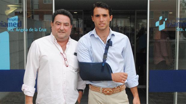 El torero Rafael Serna ha dejado el hospital sevillano Viamed Santa Ángela de la Cruz acompañado de su padre