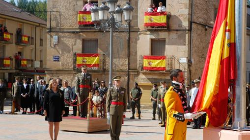 El izado solemne de la bandera de España cerró el acto