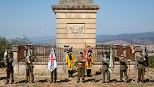 Homenaje frente al monolito de Numancia