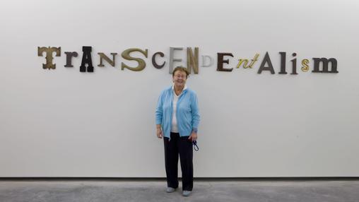 La galerista y coleccionista Helga de Alvear, junto a una obra de su colección