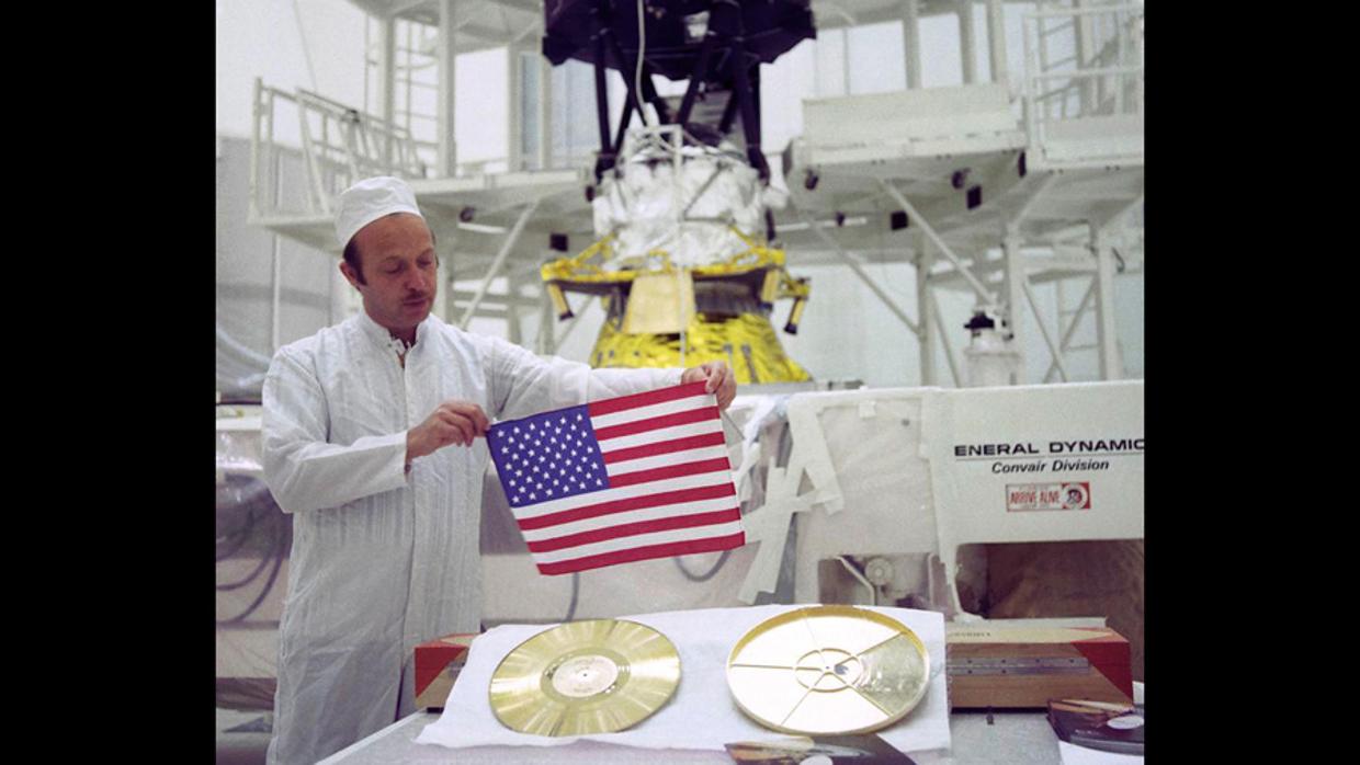 John Casani prepara en agosto de 1977 el envoltorio de un Golden Record