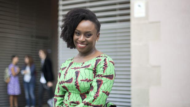 Chimamanda Ngozi Adichie: «Me enfada tener que seguir escribiendo sobre feminismo»