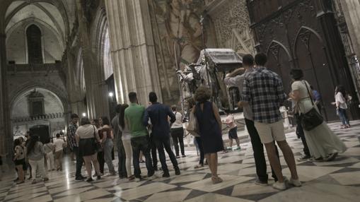 Sevillanos visitando la Catedral de Sevilla