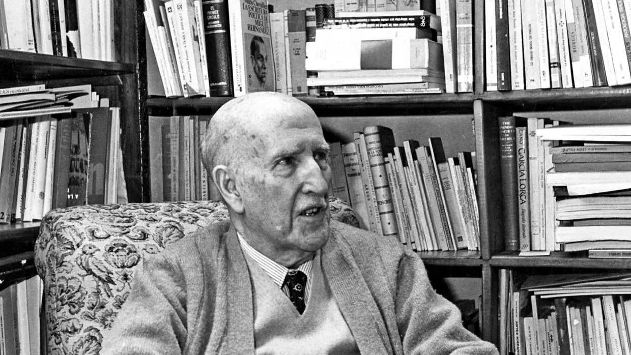 Vicente Aleixandre en la biblioteca de su casa al conocer la concesión del Premio Nobel de Literatura