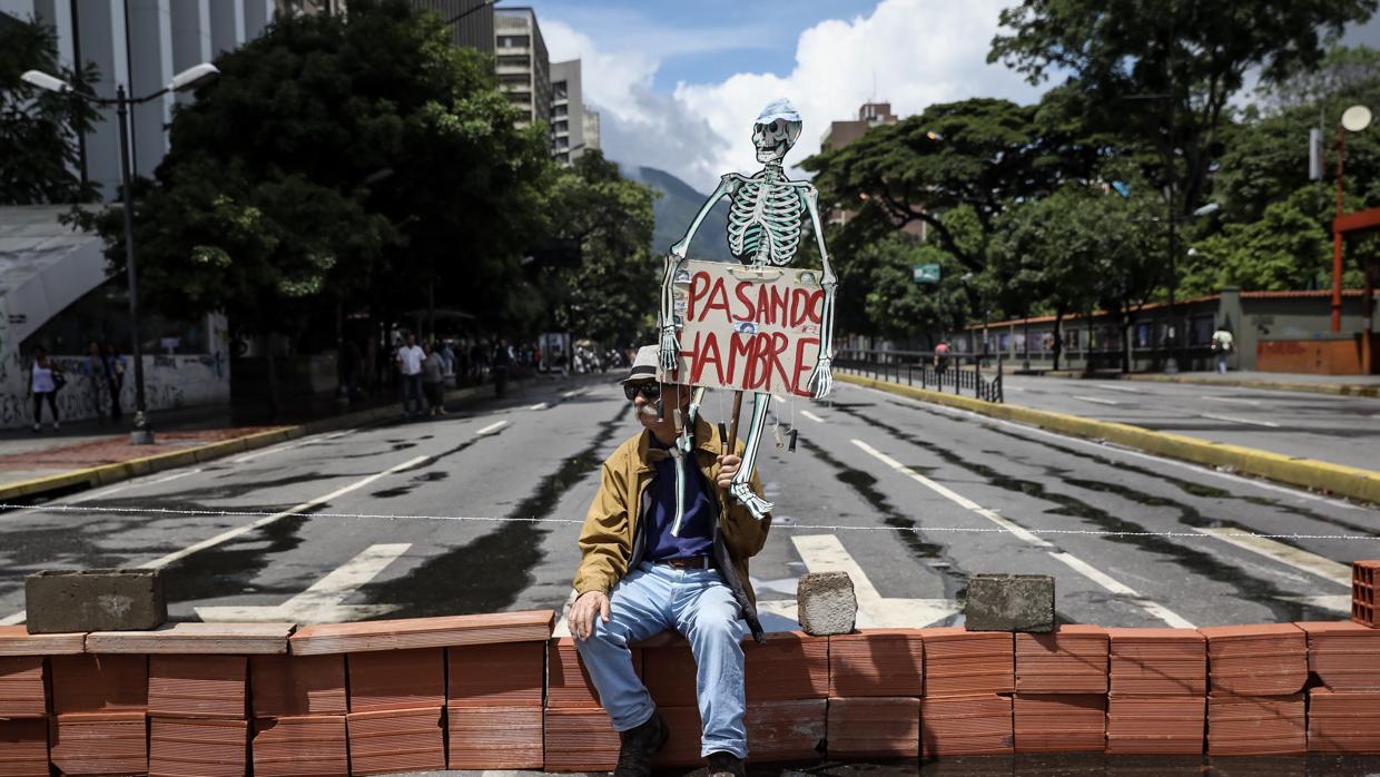 Un hombre protesta en Caracas en julio de 2017 contra la Asamblea Constituyente