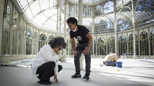 Doris Salcedo, con uno de sus ayudantes, supervisando el proyecto en el Palacio de Cristal del Retiro
