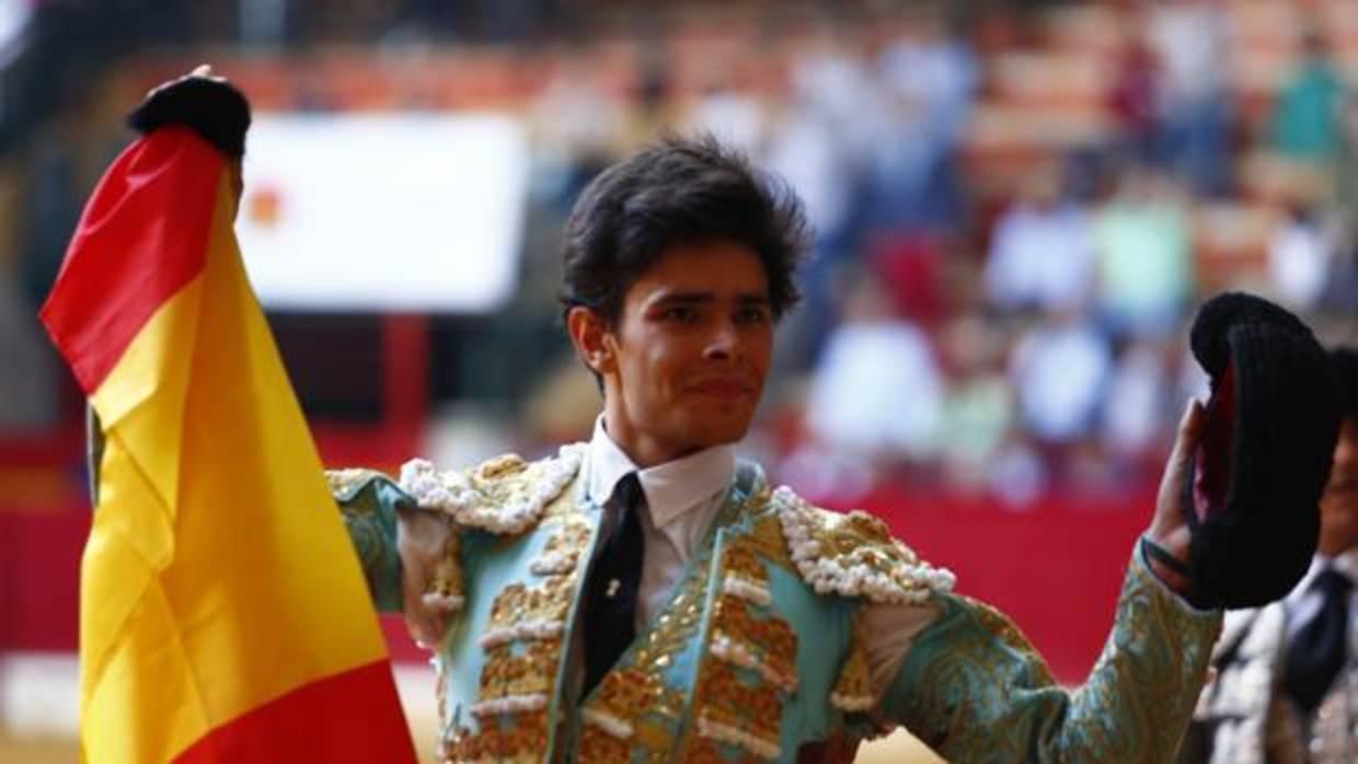 Juanito pasea la oreja con la bandera de España