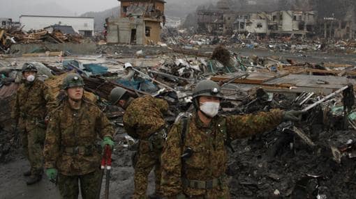 Soldados de las Fuerzas de Autodefensa de Japón retiran los escombros en Otsuchi, uno de los pueblos más devastados de la prefectura de Iwate