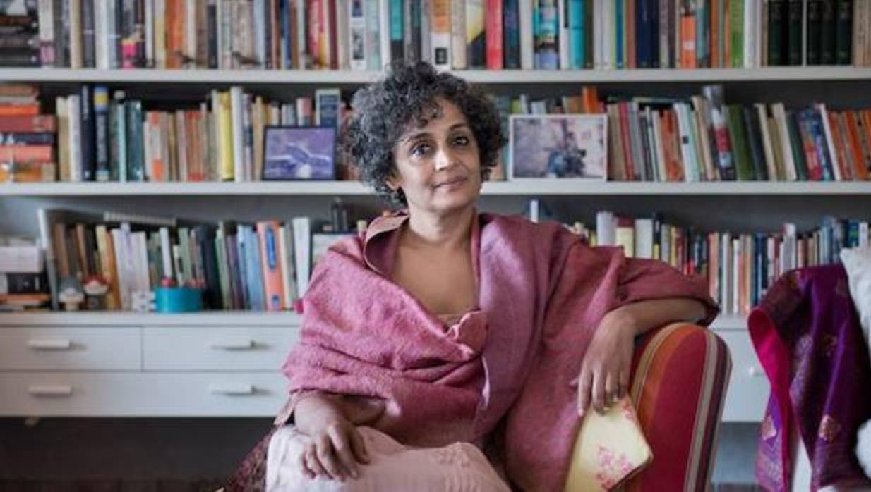 Hace dos décadas, Arundhati Roy publicó «El dios de las pequeñas cosas». Ganó el Man Booker y fue comparada con Faulkner y García Márquez