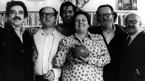 García Marquez, Jorge Edwards, Vargas Llosa, José Donoso y Ricardo Muñoz Suay, fotografiados junto con Carmen Balcells en Barcelona en 1974