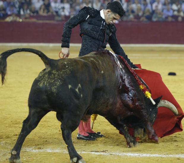 Pasión y buen toreo con Talavante y Roca Rey en la Feria del Pilar