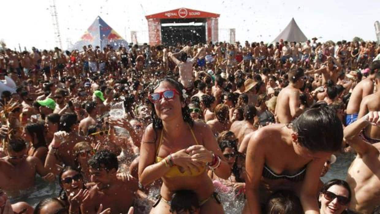 Miles de jóvenes disfrutan del refrescante Arenal Sound en la localidad castellonense de Burriana