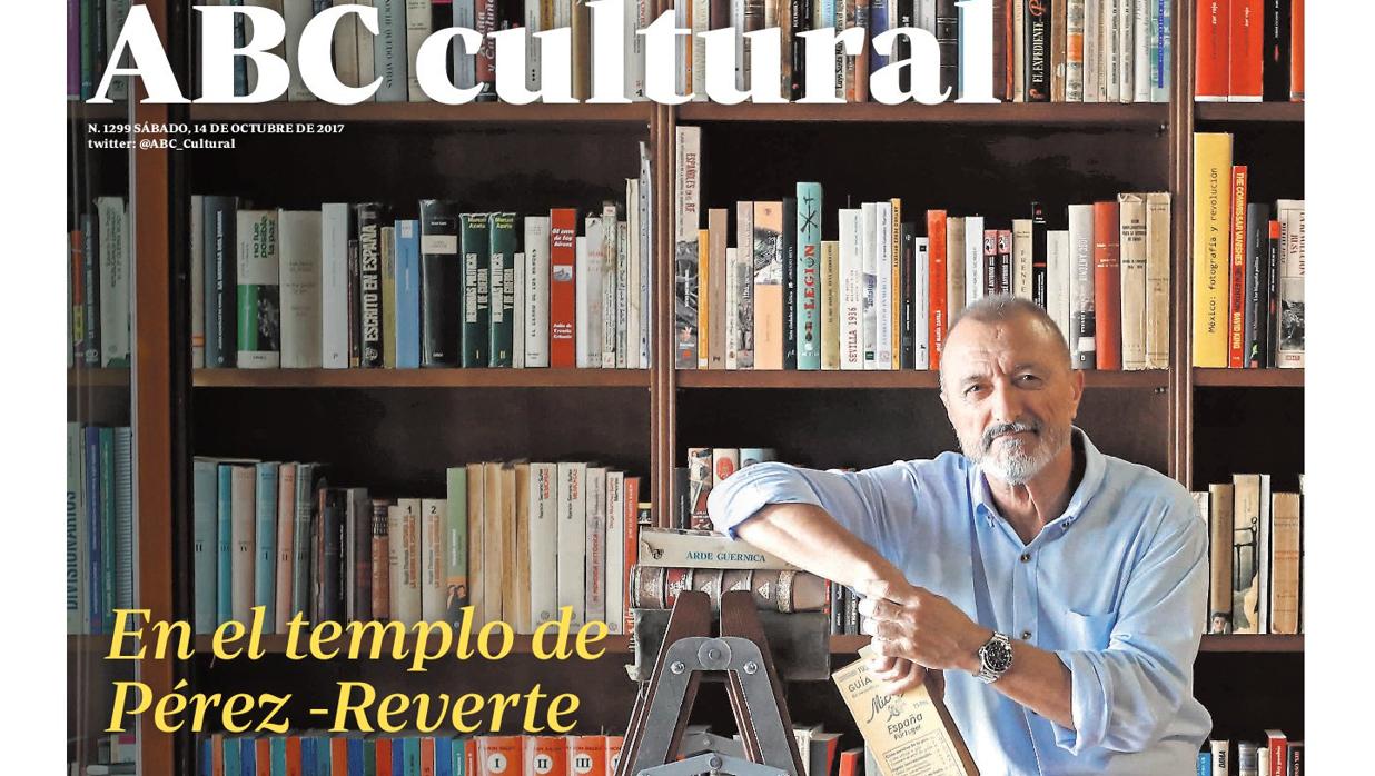 Pérez-Reverte, en su biblioteca con el manuscrito de «Eva» en la mano