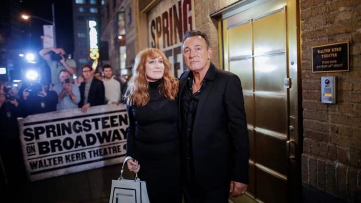 El músico, junto con su mujer, Patti Scialfa, a su llegada al estreno de «Springsteen on Broadway» en el Walter Kerr Theatre de Nueva York