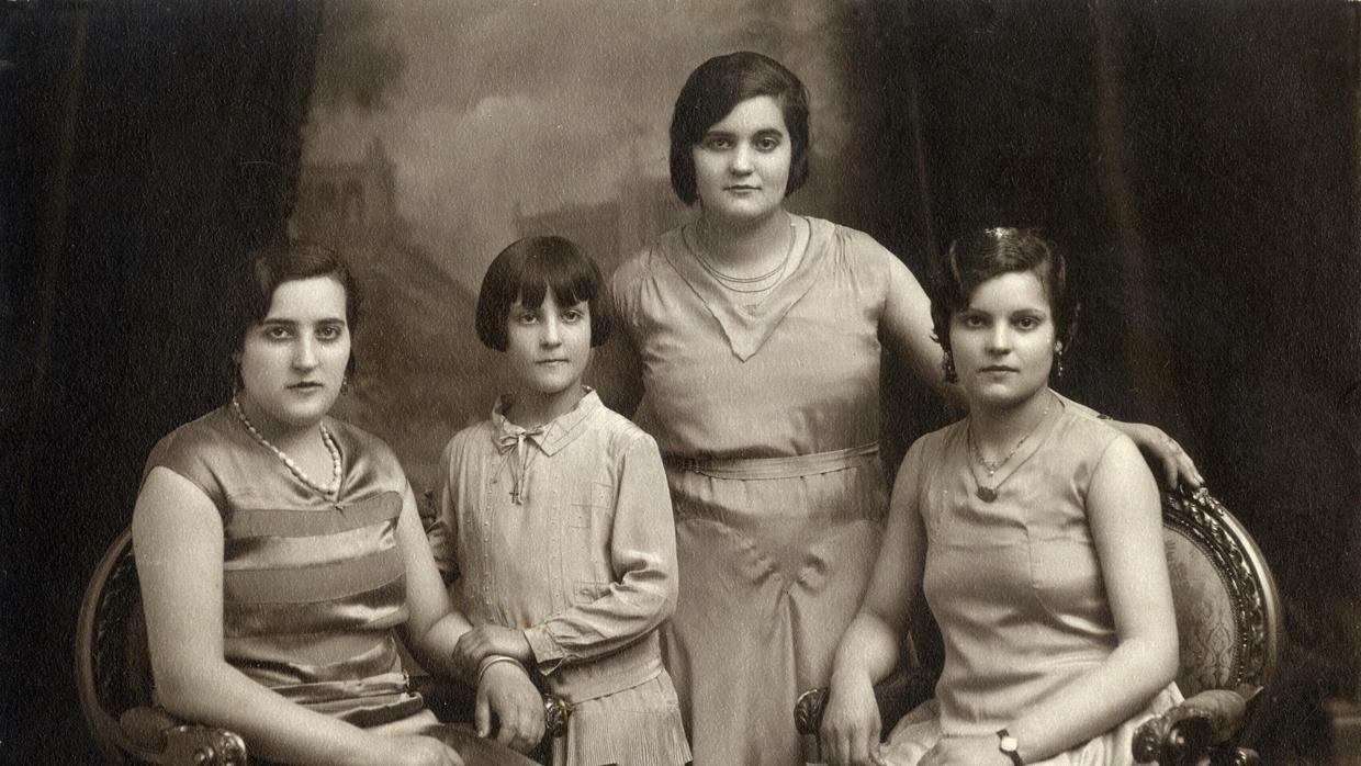 La pequeña Pilar, junto a sus tres hermanas