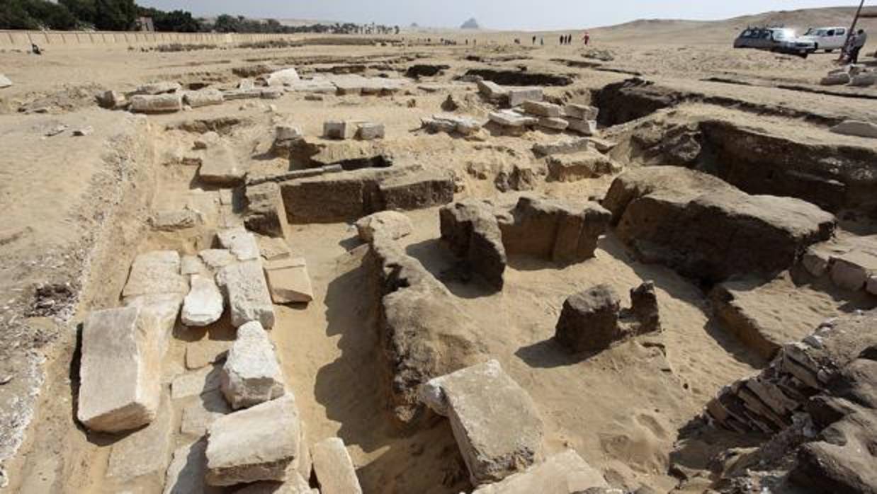 Los restos de un templo perteneciente al faraón Ramsés II, de la XIX dinastía (1295-1186 a.C.), han sido hallados por arqueólogos egipcios y checos en la zona de Abu Sir, al sur de las famosas pirámides de Guiza