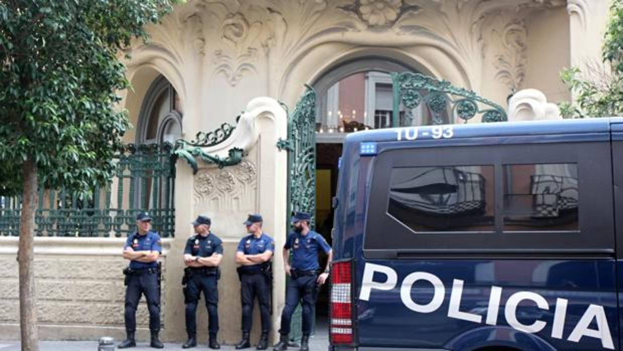 La Policía, en la sede de la SGAE en Madrid