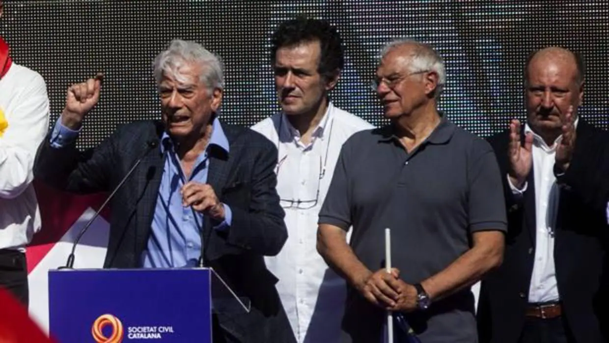 Mario Vargas Llosa y Josep Borrell en la manifestación por la unidad de España celebrada en Barcelona