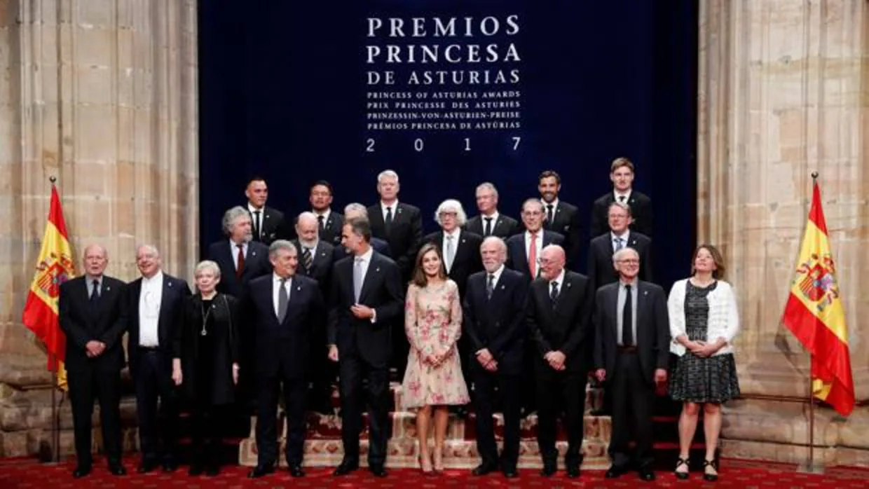 El Rey entrega a Philippe de Montebello, presidente del Patronato de la Hispanic Society of America, el Premio Princesa de Asturias de la Cooperación Internacional