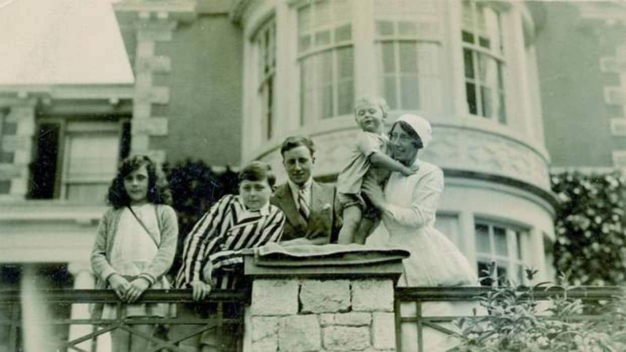 Leonora Carrington (a la izquierda) con sus hermanos y la niñera en la residencia familiar de Hazelwood Hall