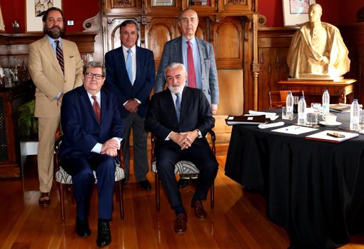 El jurado de los Cavia en el despacho del fundador de ABC: Darío Villanueva, director de la Real Academia Española; Juan Manuel Bonet, director del Instituto Cervantes; Luis Alberto de Cuenca, Ignacio Sánchez Cámara y Ramón Pérez-Maura,