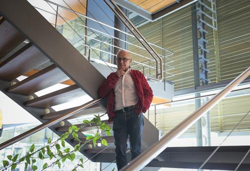 Manuel Llanes en una de las escaleras del teatro