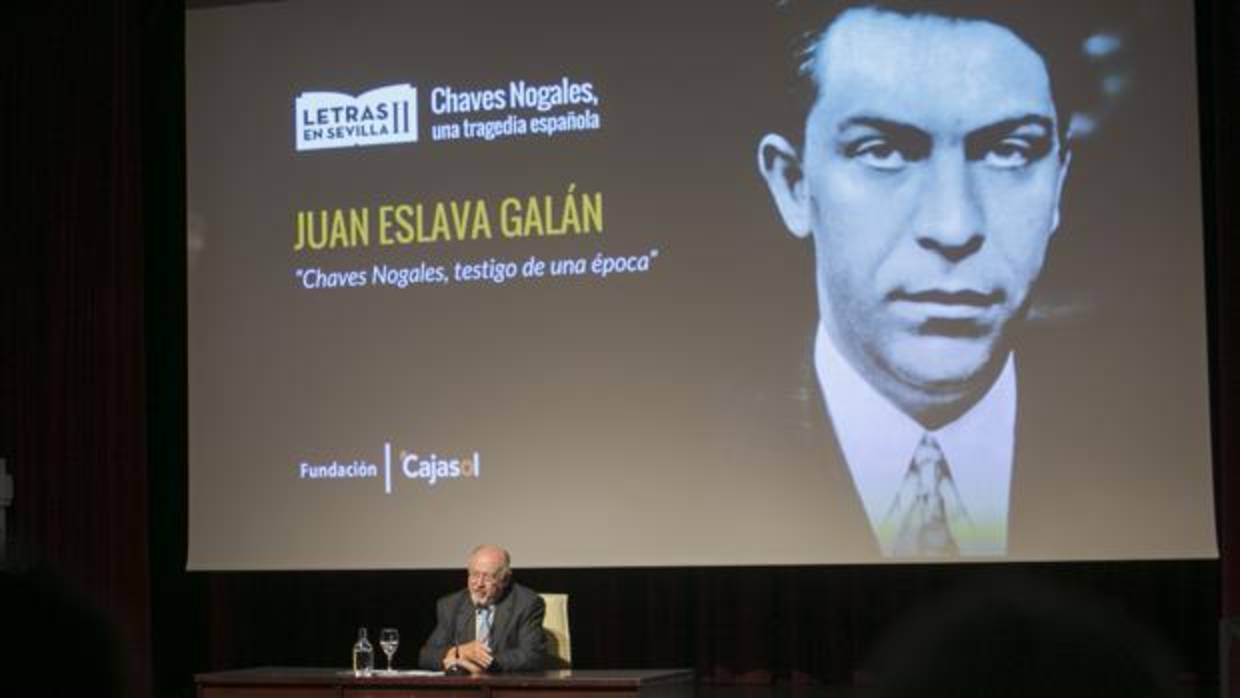 Juan Eslava Galán participó este lunes en el ciclo Letras en Sevilla dedicado a Chaves Nogales