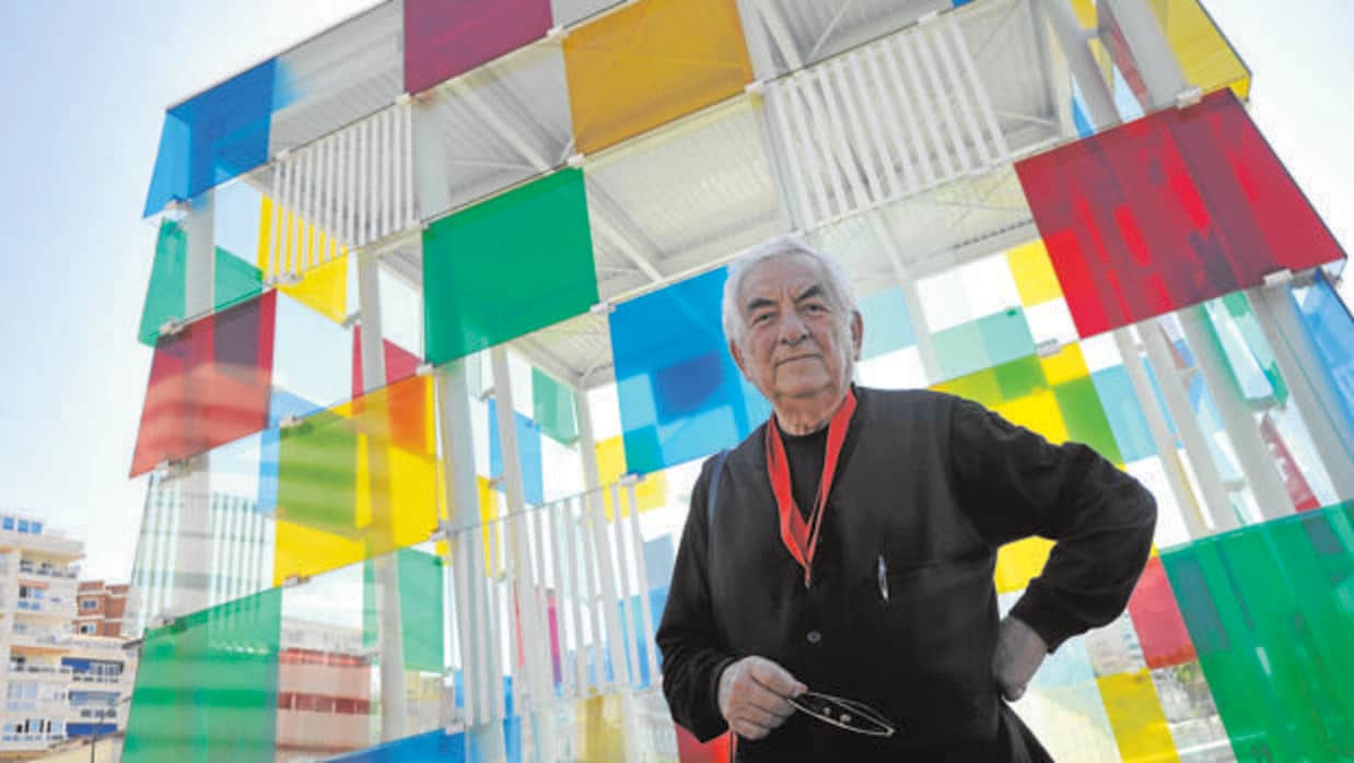 Daniel Buren, junto al «Cubo» que ha creado para el Pompidou de Málaga