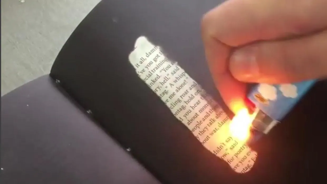 Momento en el que fuego revela el texto de «Fahrenheit 451»