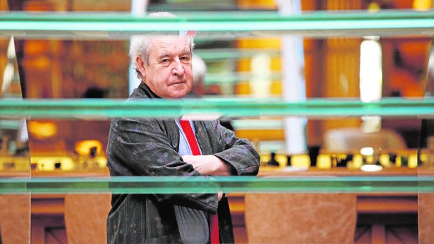 John Banville: «Hoy todo el mundo cree que tiene una voz, algo que decir»