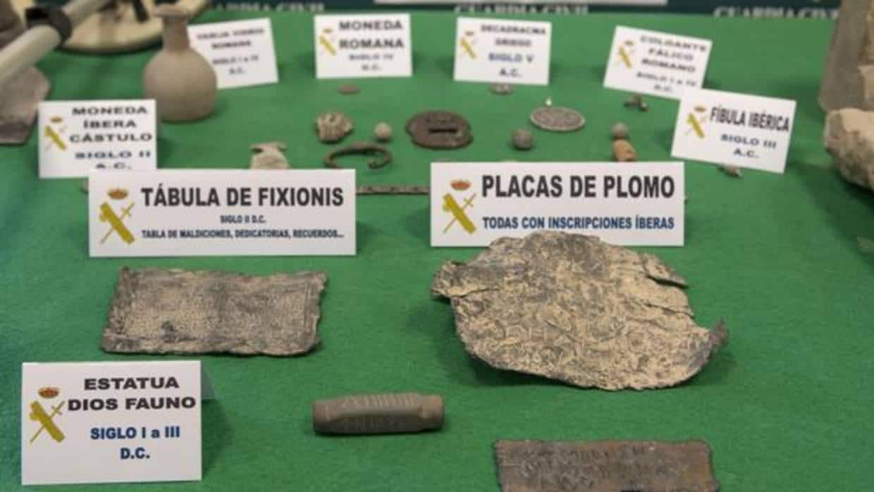 Parte de las 748 piezas de gran valor de época íbera, romana y griega que la Guardia Civil ha recuperado tras detener a seis personas en la provincia de Jaén que se dedicaban al expolio de piezas arqueológicas