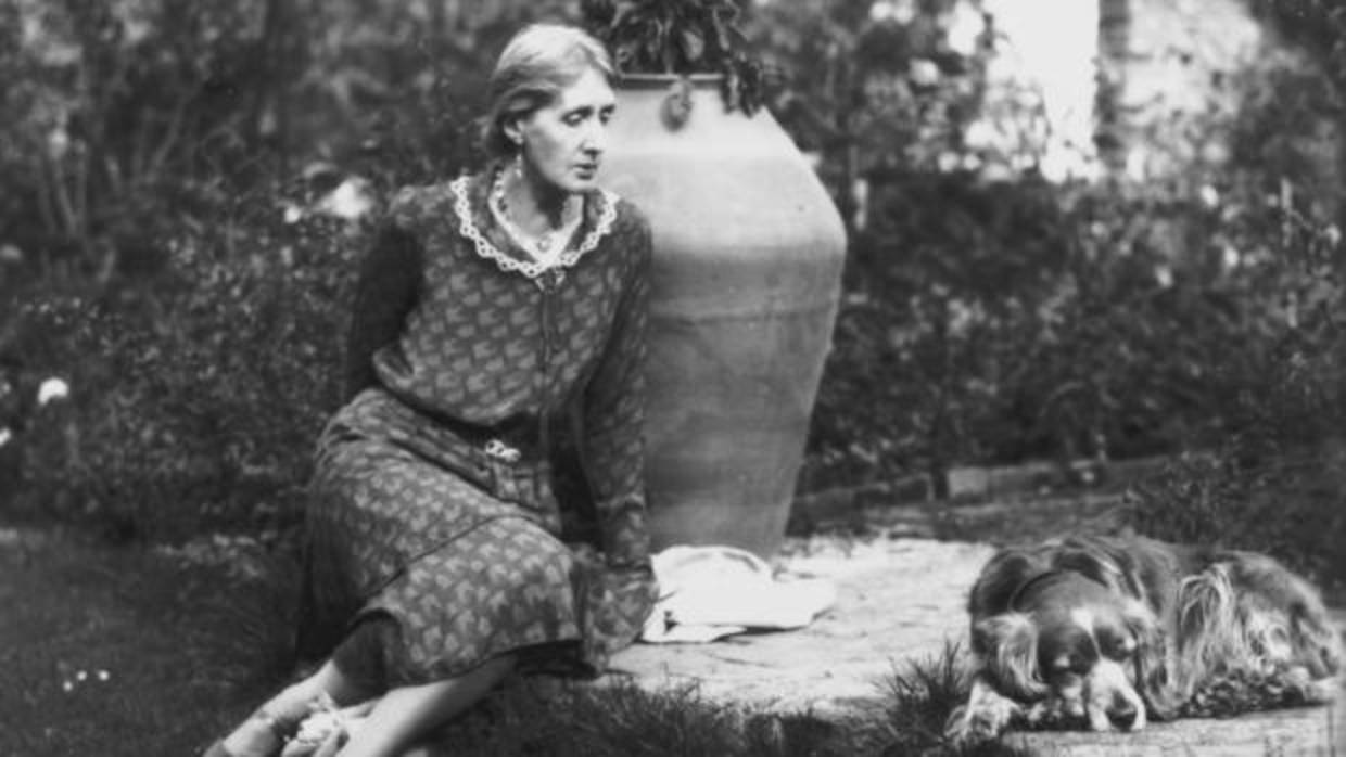 Virginia Woolf, fotografiada en Monk House en agosto de 1913