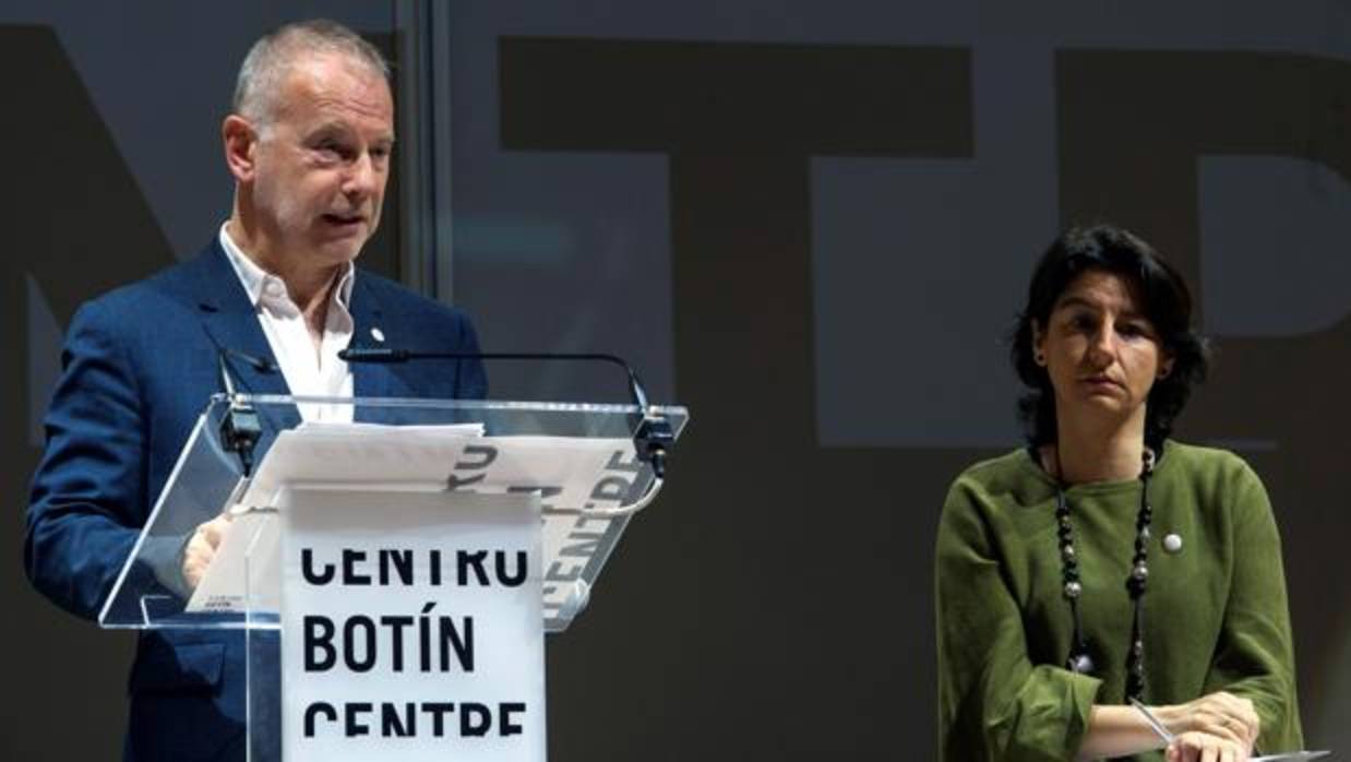 El director artístico del Centro Botín, Benjamin Weil, junto con la directora ejecutiva, Fátima Sánchez