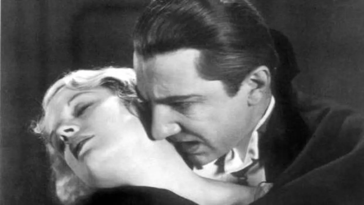 Fotograma de «Drácula», dirigida en 1931 por Tod Browning y Karl Freund. En la imagen, Drácula (Bela Lugosi), a punto de morder a Mina (Helen Chandler)