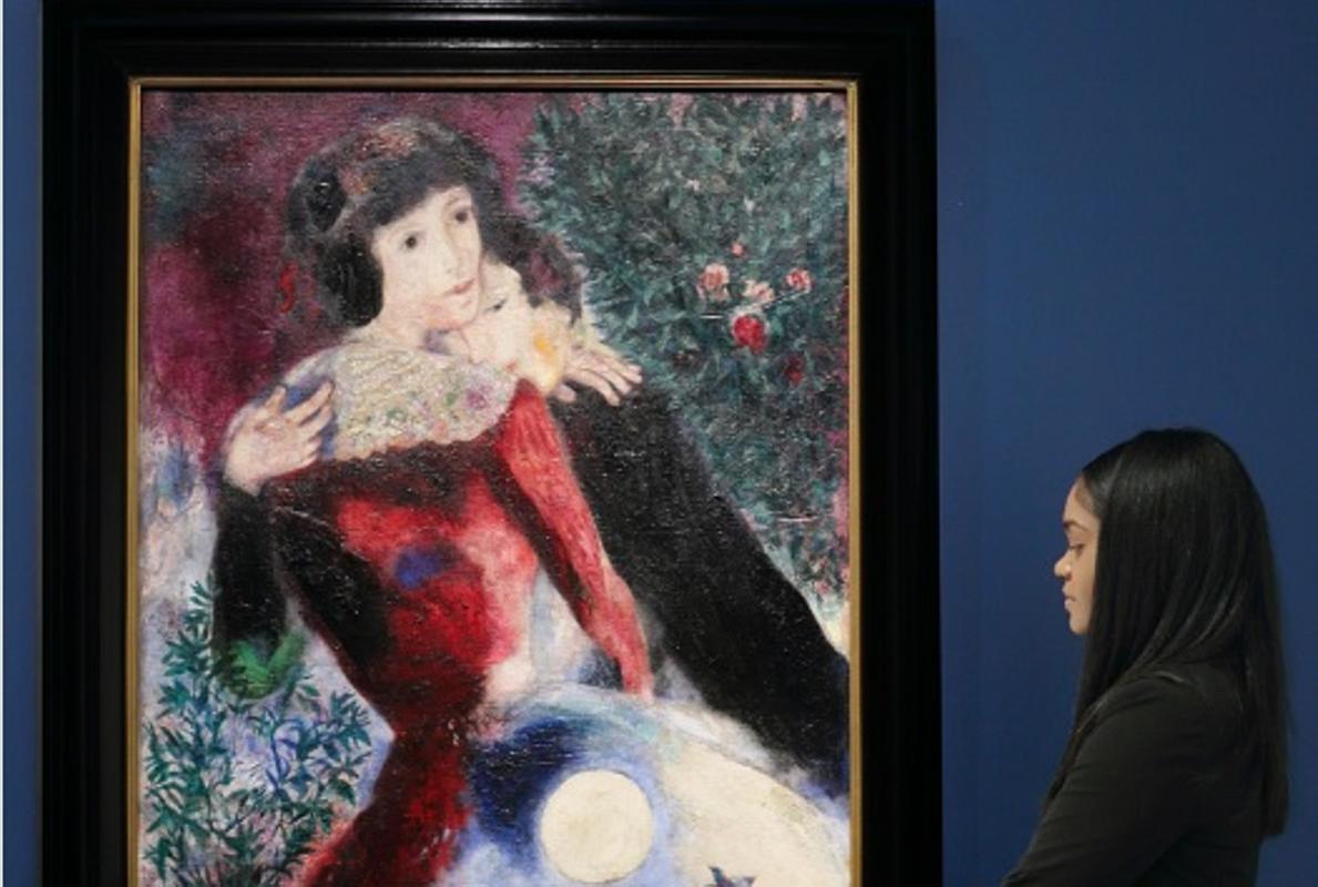 Una mujer observa «Les amoureux», de Marc Chagall
