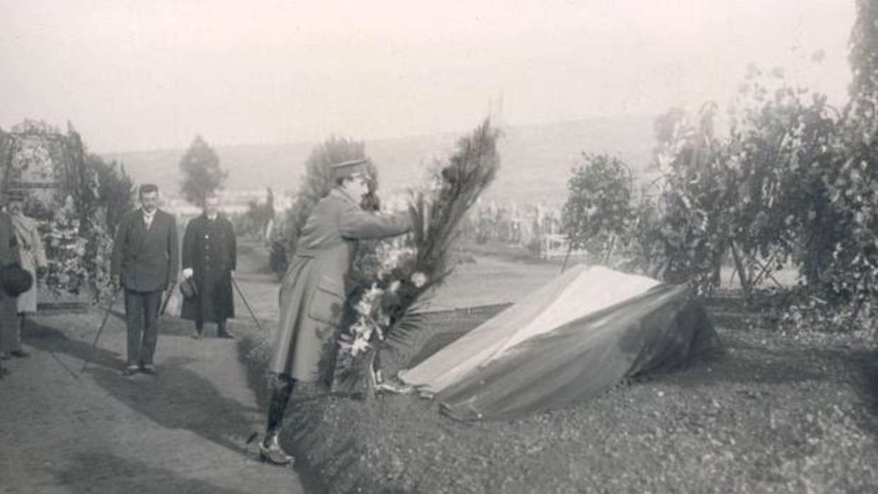 Alfonso XIII deposita una corona de flores en el cementerio de Verdún (Francia)
