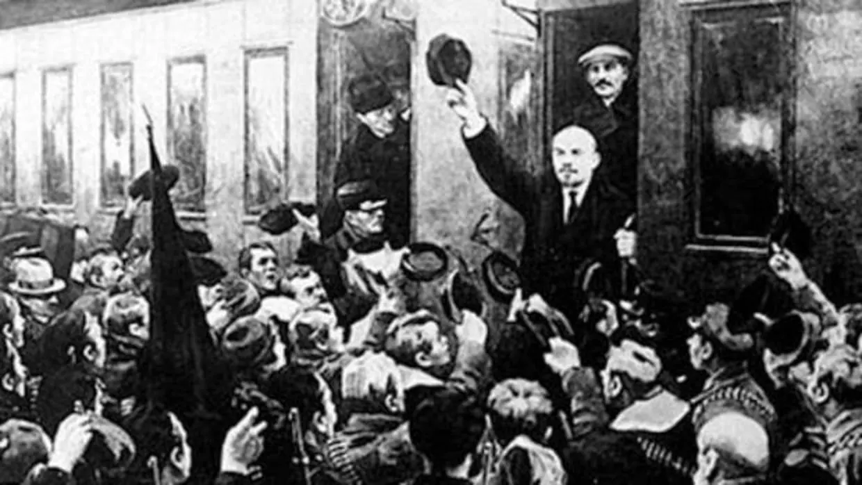 Lenin llega en tren a Petrogrado para dirigir la revolución