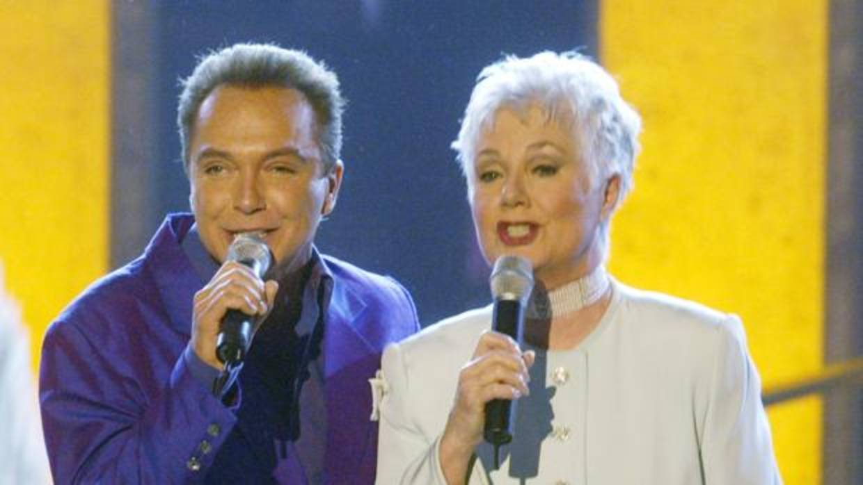 David Cassidy y Shirley Jones. durante una actuación en televisión