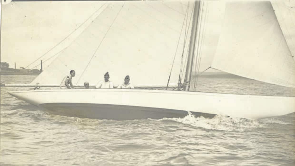 Alfonso XIII, en su balandro «Tonino», en una regata en Santander (1914)