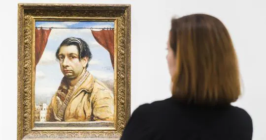 Una mujer contempla este célebre autorretrato de Giorgio de Chirico