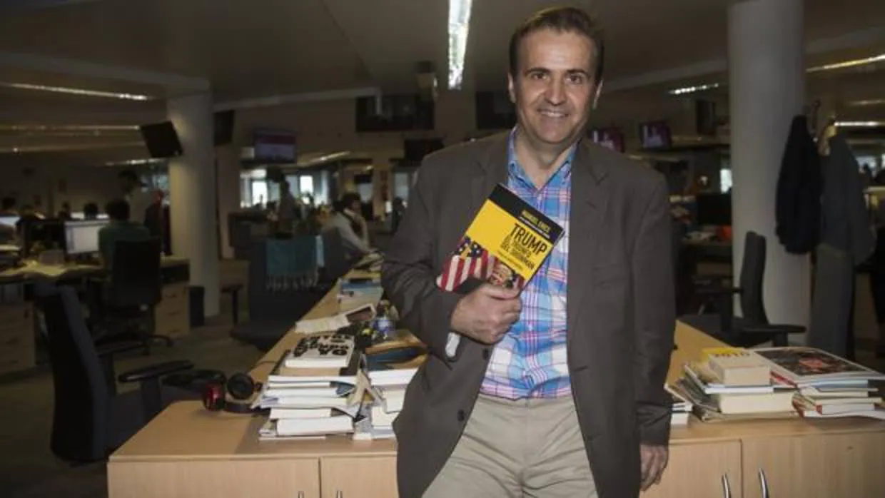 Manuel Erice, con su libro en las manos, en la Redacción de ABC