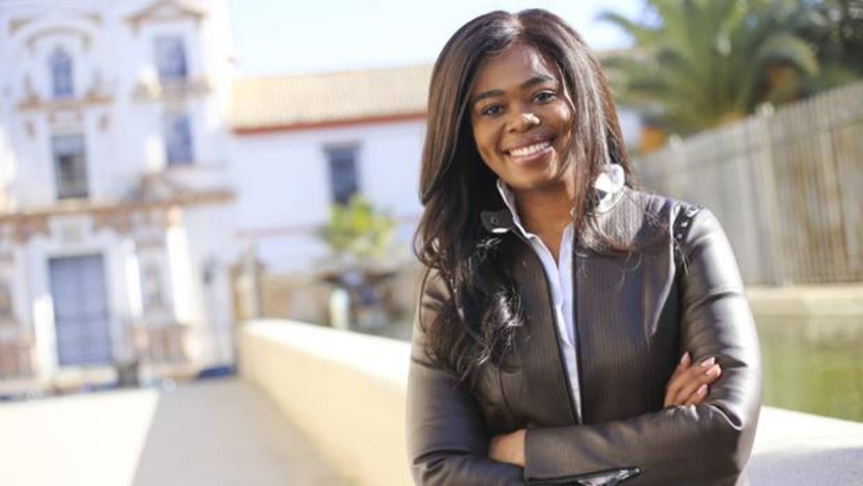 La cantante Pretty Yende junto al Teatro de la Maestranza