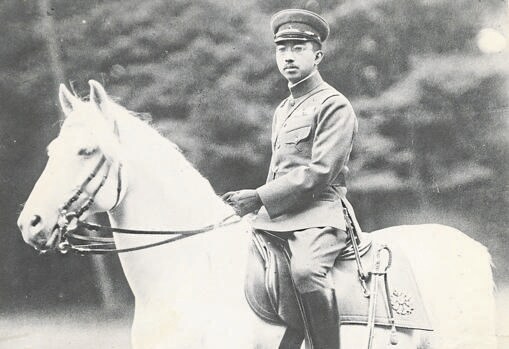Hirohito, en los jardines del palacio imperial