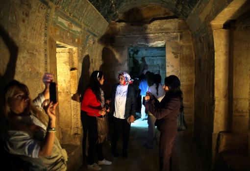 Turistas en el templo de Amón Ra