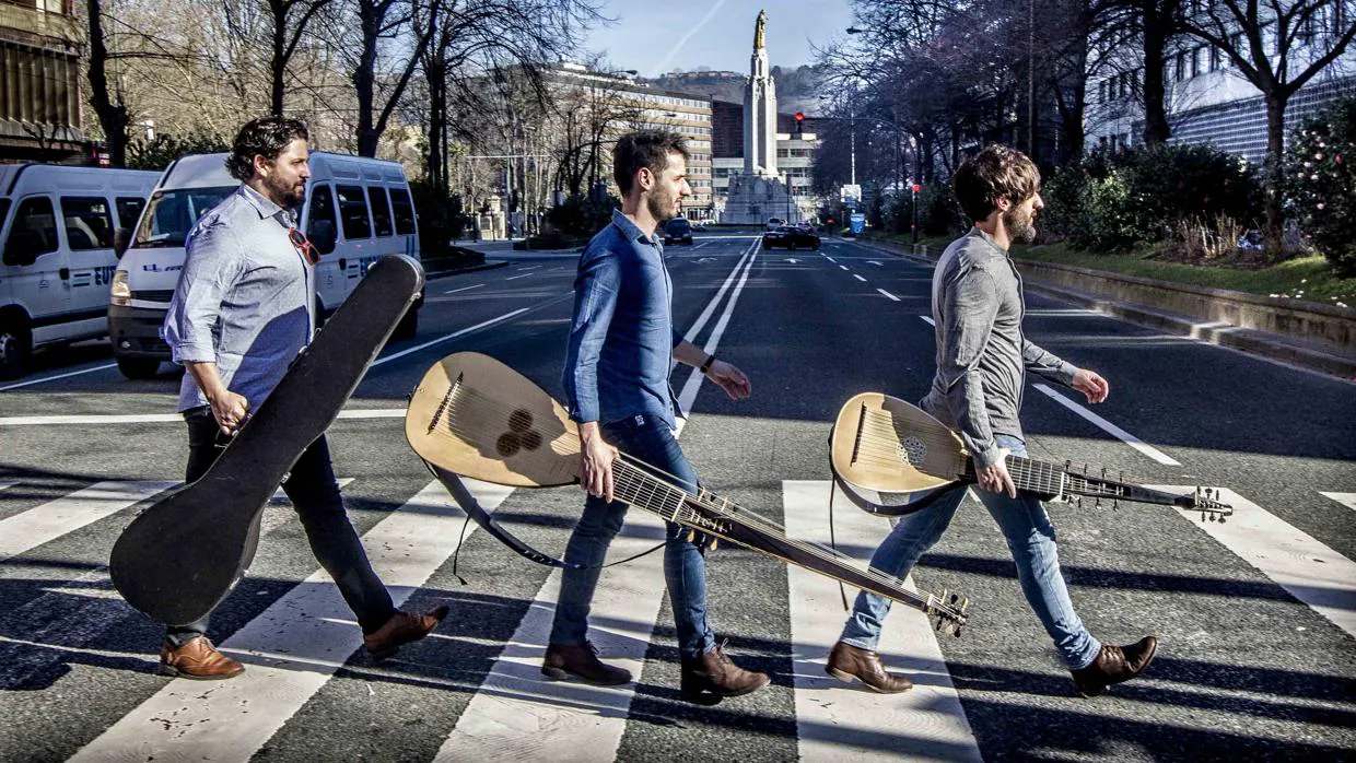 Los hermanos Zapico (Aarón, Daniel y Pablo), al estilo Abbey Road